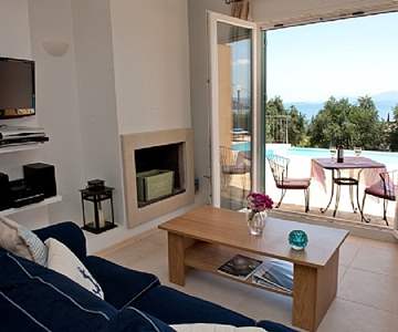 Villa Odyssey woonkamer met uitzicht op het zwembad