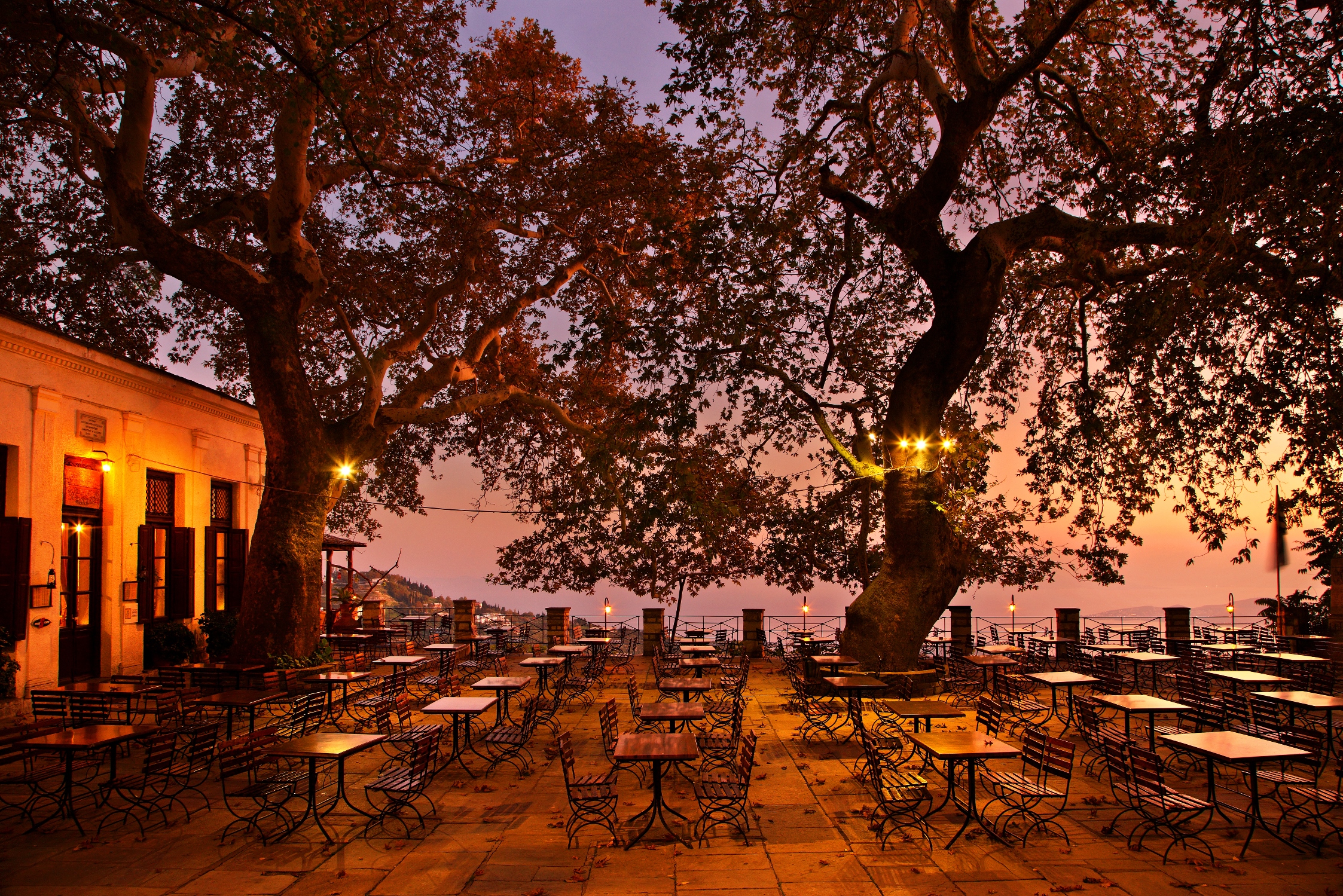 Pleintje van het dorpje Makrinitsa.jpg