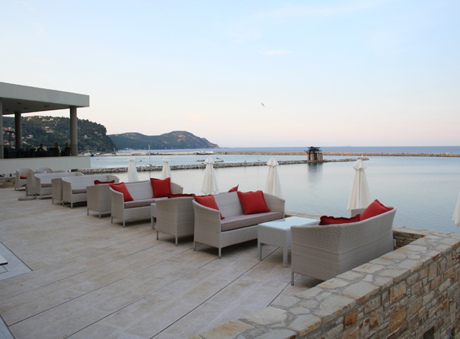 Kymi Palace zwembad lounge