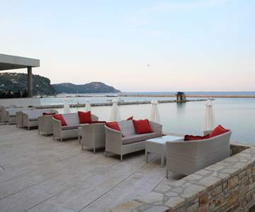 Kymi Palace zwembad lounge