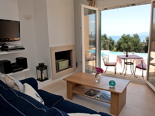 Villa Odyssey woonkamer met uitzicht op het zwembad