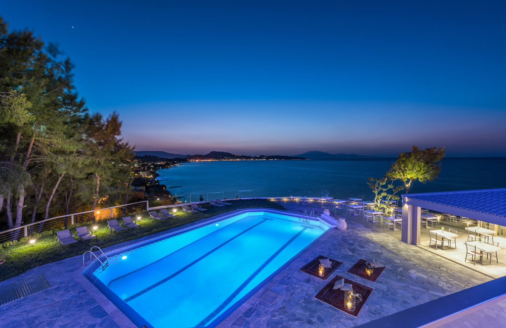 Zwembad bij avondlicht