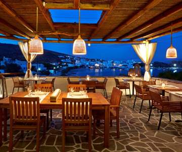 Restaurant terras met uitzicht op de haven