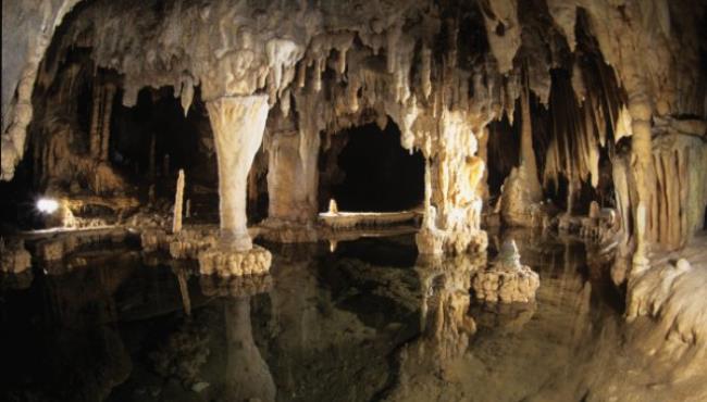 Perama grotten 1.jpg