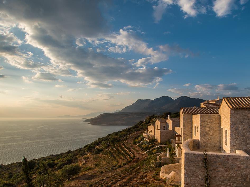 Bassa Maina Villas & Suites