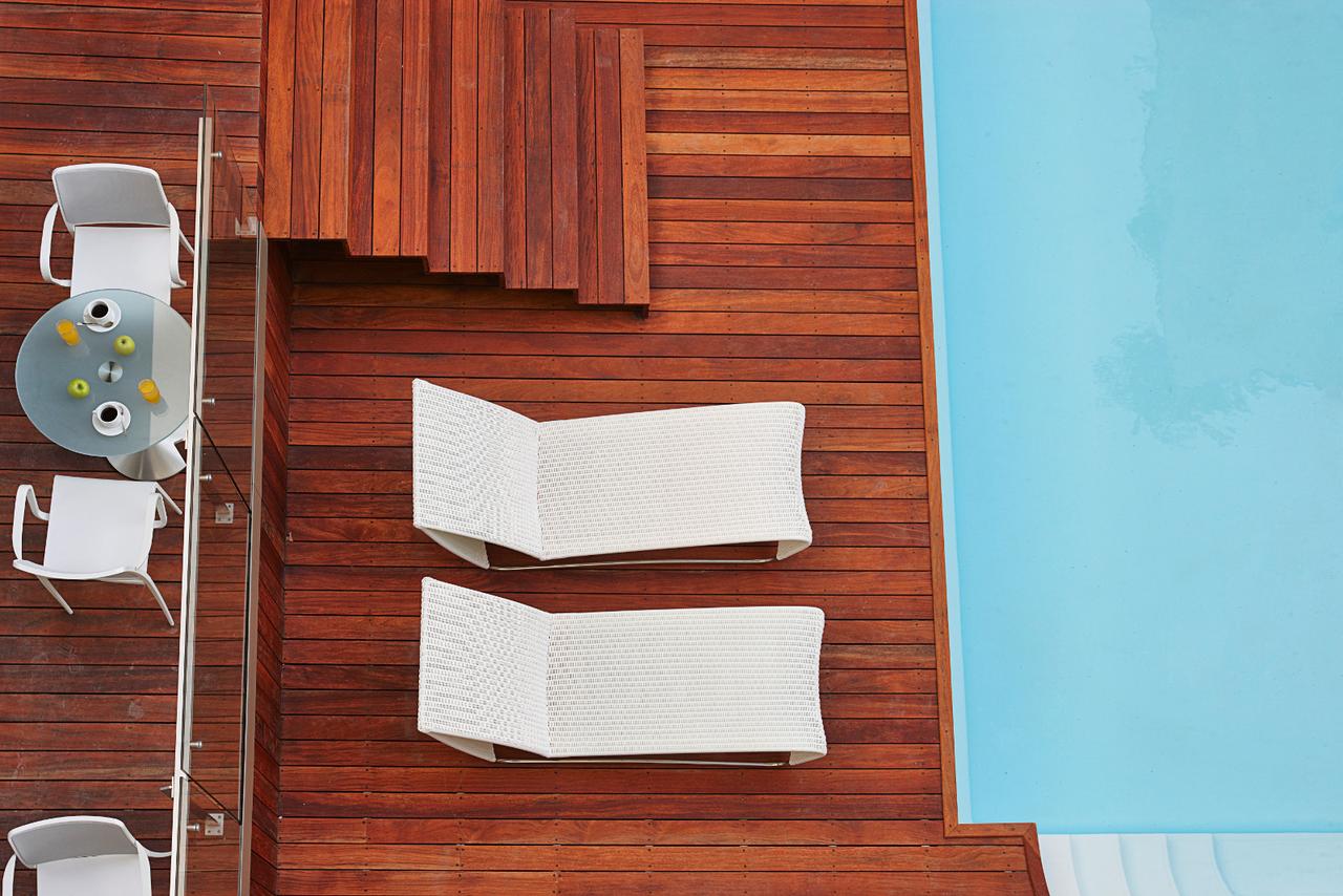 Zitje bij het Zwembad